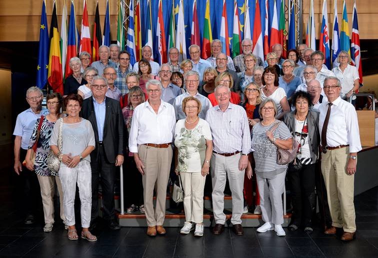 Die Teilnehmer der Senioren Union Neuwied mit MdEP Werner Langen im Europaparlament in Straßburg.