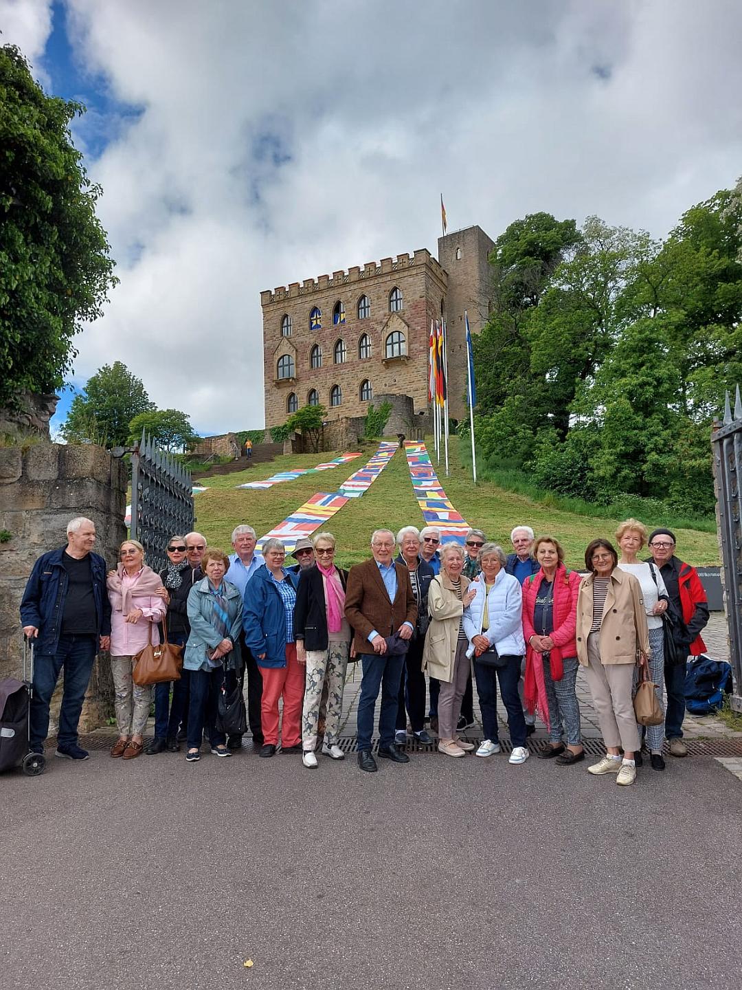 Reisegruppe am Fuße des Schlossberges